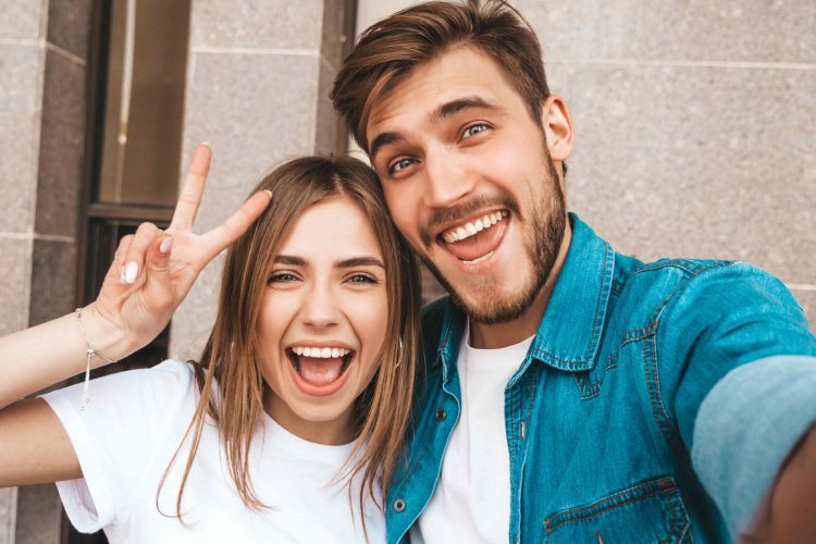 Casal feliz e sorrindo tirando foto