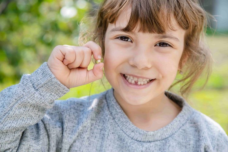 criança sorrindo com arcada dentaria incompleta artigo orthoclin