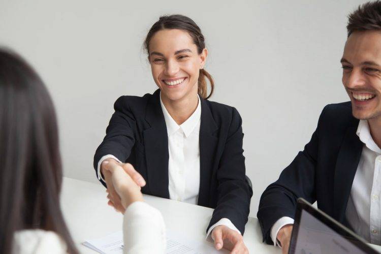 Imagem de destaque artigo Orthoclin - A importância do sorriso no mercado de trabalho