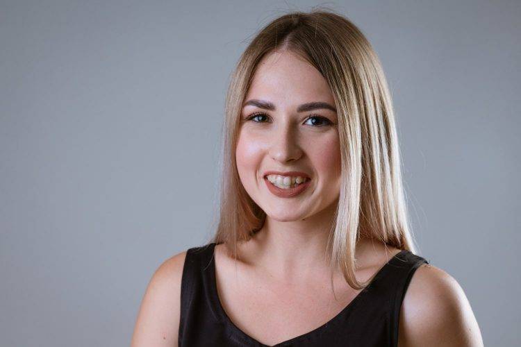 Mulher com os dentes desalinhados sorrindo - Orthoclin