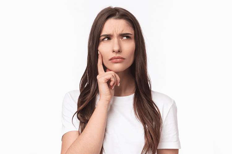Paciente consultando o dentista sobre a necessidade de refazer o tratamento ortodôntico