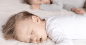Bebê dormindo profundamente, representando o impacto do ronco na respiração das crianças.