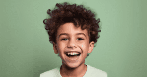 Criança sorrindo, representando a idade certa para usar aparelho e iniciar o cuidado ortodôntico.