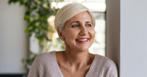 Mulher idosa sorrindo, demonstrando que não há limite de idade para usar aparelho e melhorar o sorriso.