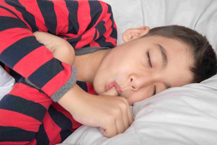 Criança dormindo enquanto chupa o dedo - Artigo Orthoclin