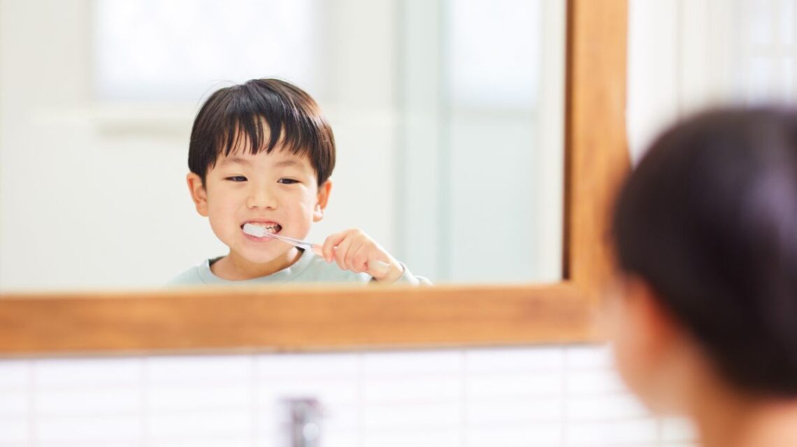 Higiene Bucal Infantil: Fio Dental e Escovação da Língua