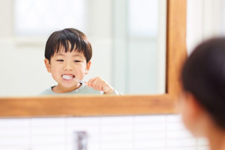 Higiene Bucal Infantil: Fio Dental e Escovação da Língua