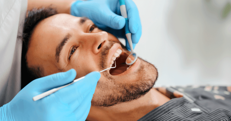 Paciente recebendo cuidados odontológicos durante o tratamento ortodôntico estética, com foco no alinhamento dental.