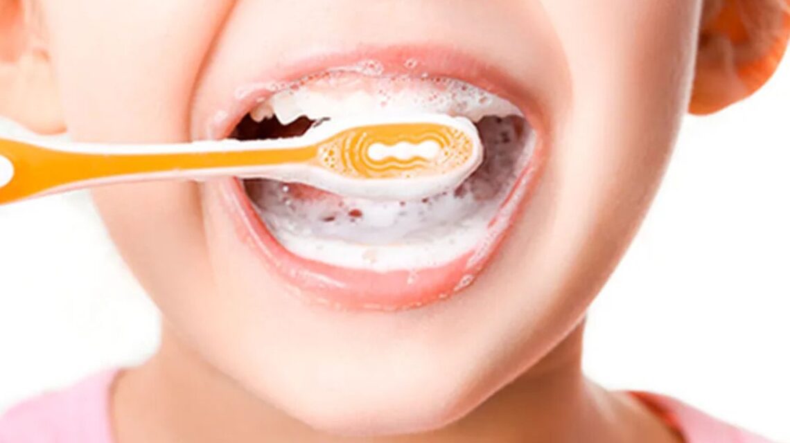 Cuidados com os dentes das crianças durante a infância