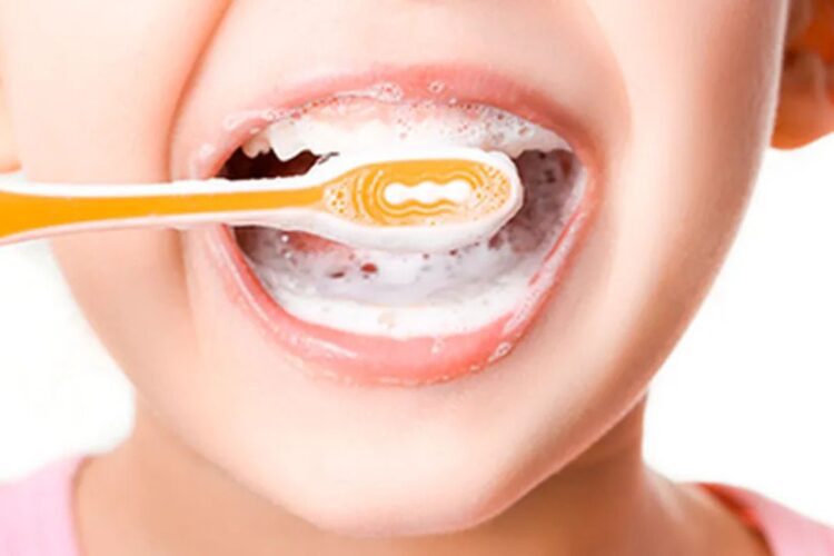 Cuidados com os dentes das crianças durante a infância